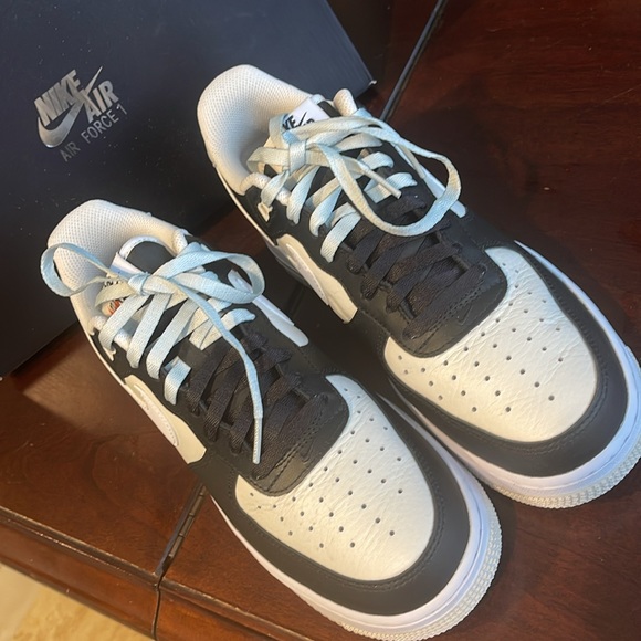 NIKE - AIR FORCE 1 ‘07 LV8 - Black/Light Silver-Phantom - Size 9.5 - Picture 4 of 8